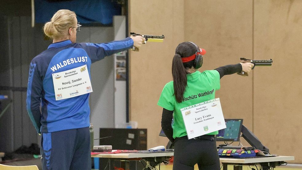 Sander Nooij (links) gehört zum SV Waldeslust Schirumer Leegmoor und schießt in der Ersten Bundesliga Nord, was weite Fahrten erfordert. Foto: Wilfried Gronewold