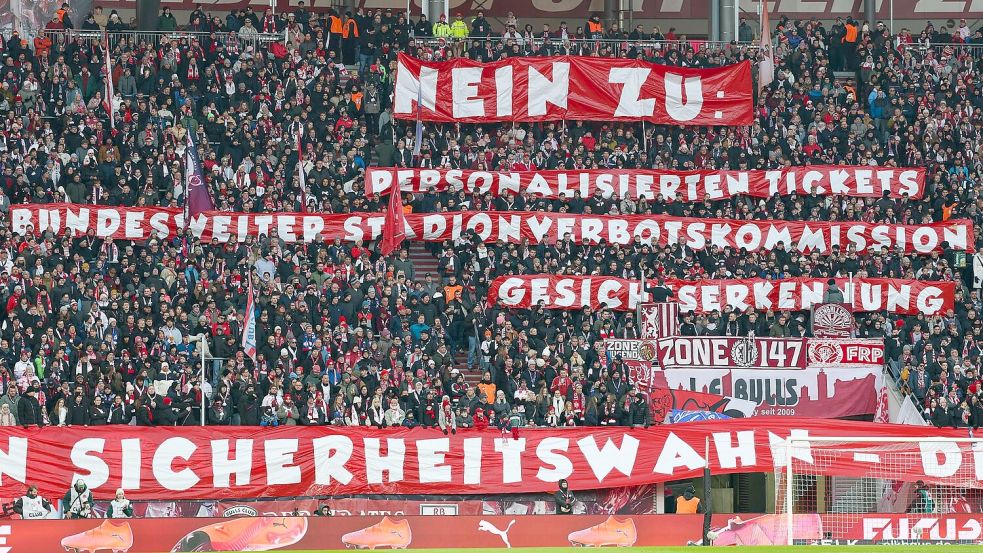 Die RB-Fans protestieren gegen geplante Maßnahmen und Sicherheitsregeln. Foto: Jan Woitas