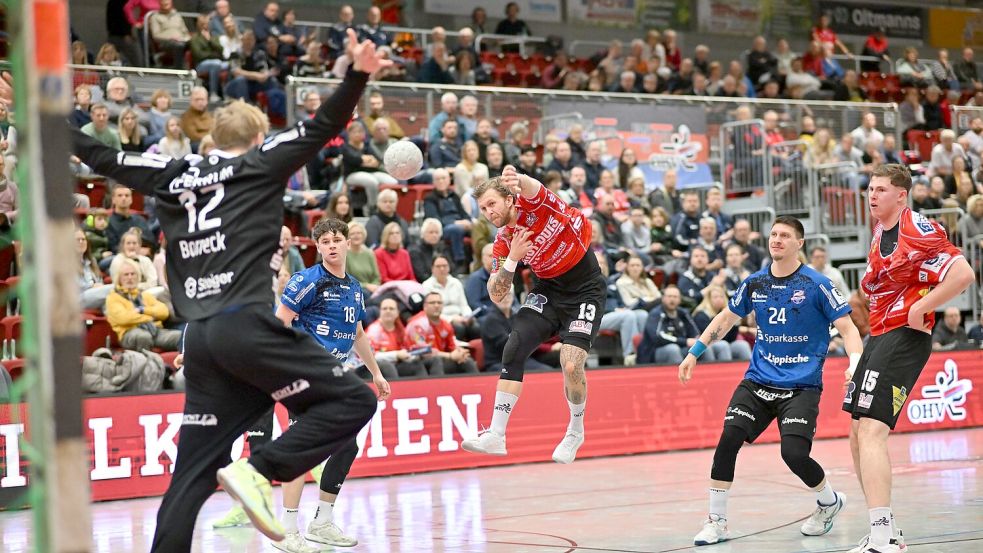 OHV-Spieler Axel Rämhed wird diesen Ball versenken. Die Zuschauer erlebten einen abwechslungsreichen Handballabend in der Arena. Fotos: Jens Doden (Blomberg)