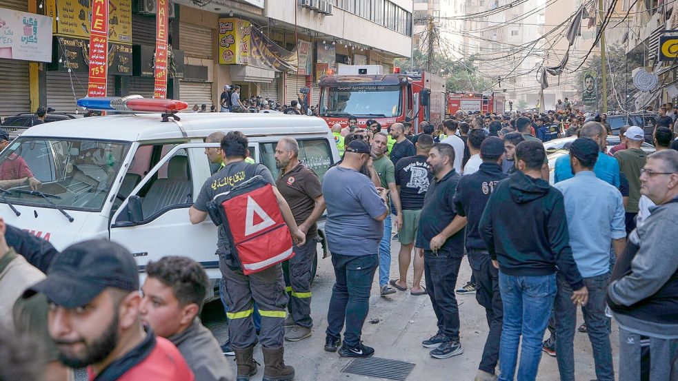 Mitarbeiter des Zivilschutzes am Ort eines israelischen Angriffs im südlichen Vorort von Beirut. Foto: Bilal Hussein/AP/dpa
