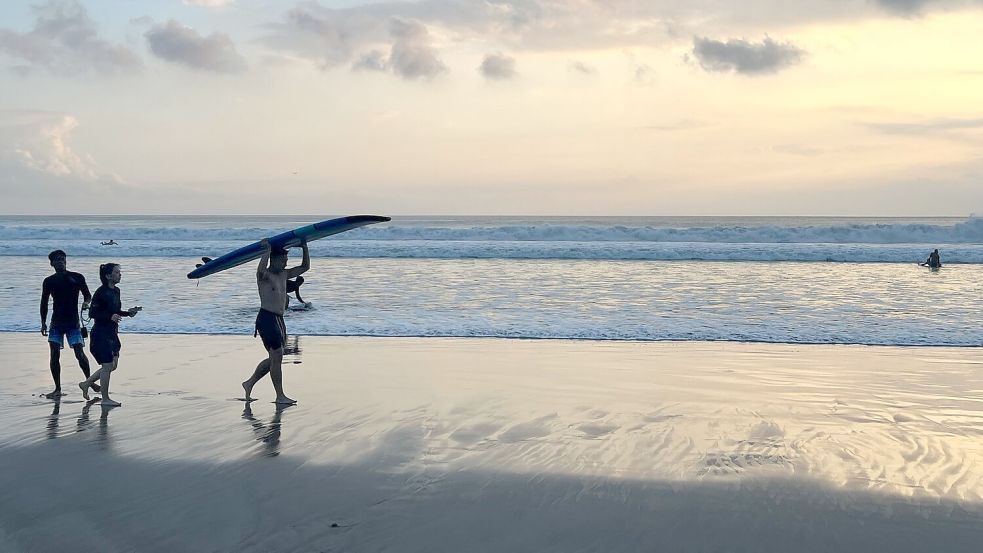 Die Insel der Götter gilt als Mekka für Surfer und ist bei Touristen aus aller Welt beliebt. Foto: Carola Frentzen/dpa