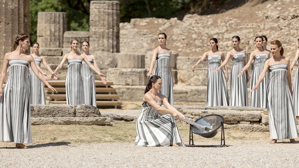 Wenn die Sonne nicht scheint, funktioniert es auch nicht mit der Entzündung des olympischen Feuers unter freiem Himmel. (Archivbild) Foto: Socrates Baltagiannis/dpa