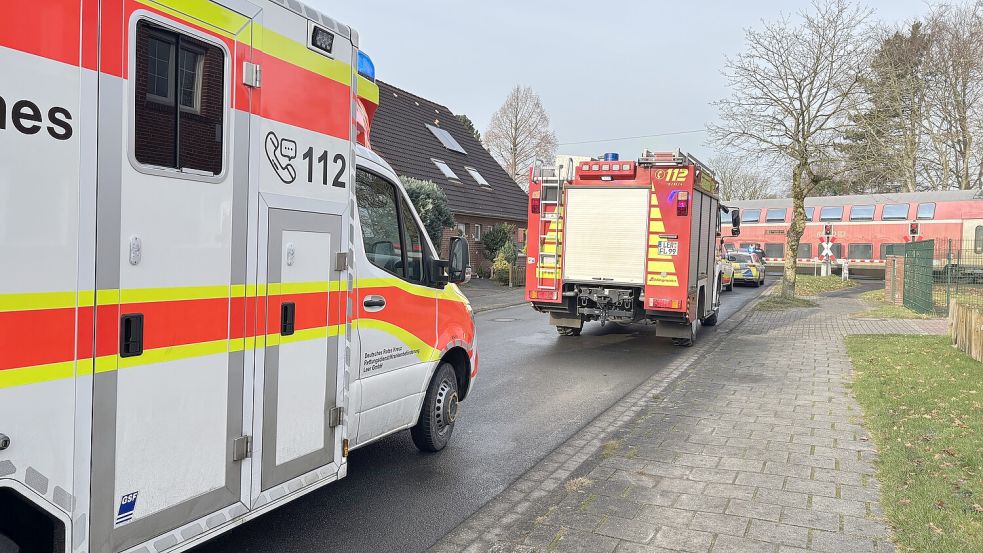 Zahlreiche Einsatzkräfte wurden zum Bahnübergang am Mittelweg in Leer gerufen. Foto: Jasmin Oltmanns