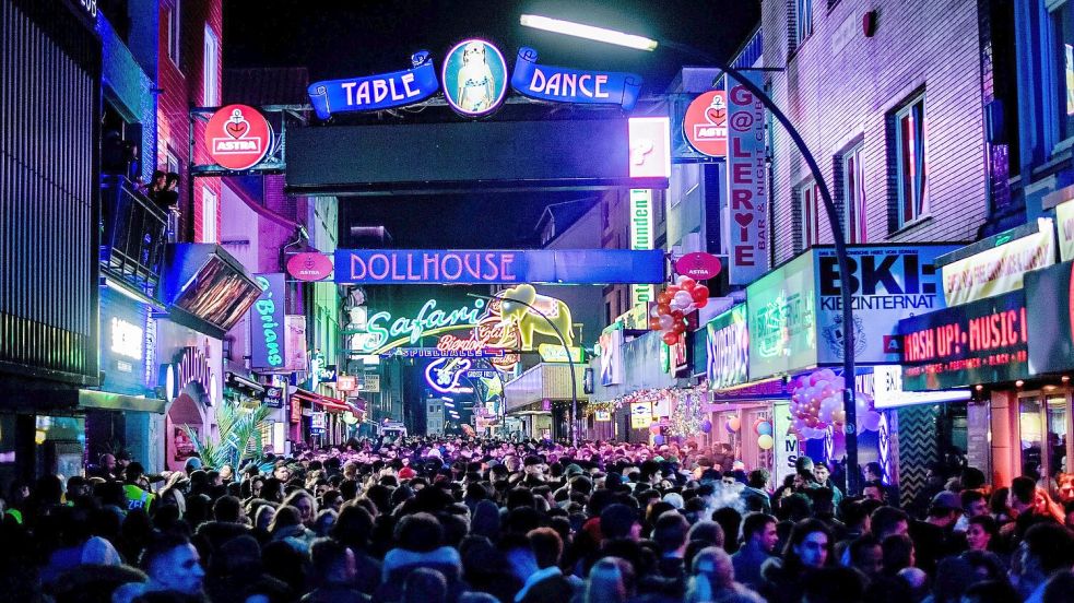 Die Hamburger Reeperbahn hat die wohl bekannteste Rotlicht-Meile in Deutschland. Foto: Axel Heimken/dpa