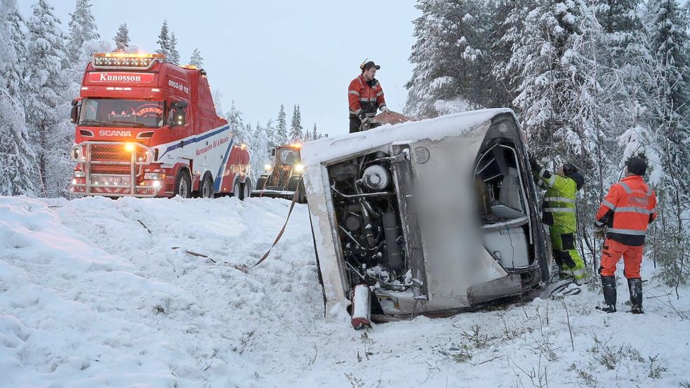 Der Bus kippte in der Nähe von Vilhelmina im Norden von Schweden von einer Schnellstraße. Foto: Erik Abel/TT News Agency/AP