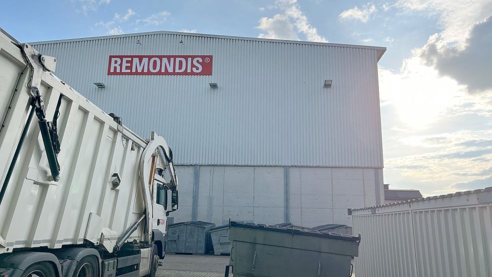 Müllfahrzeug und Container vor einer Remondis-Halle - das Abfallunternehmen ist in vielen Regionen Deutschlands sehr präsent. Foto: Wolf von Dewitz/dpa