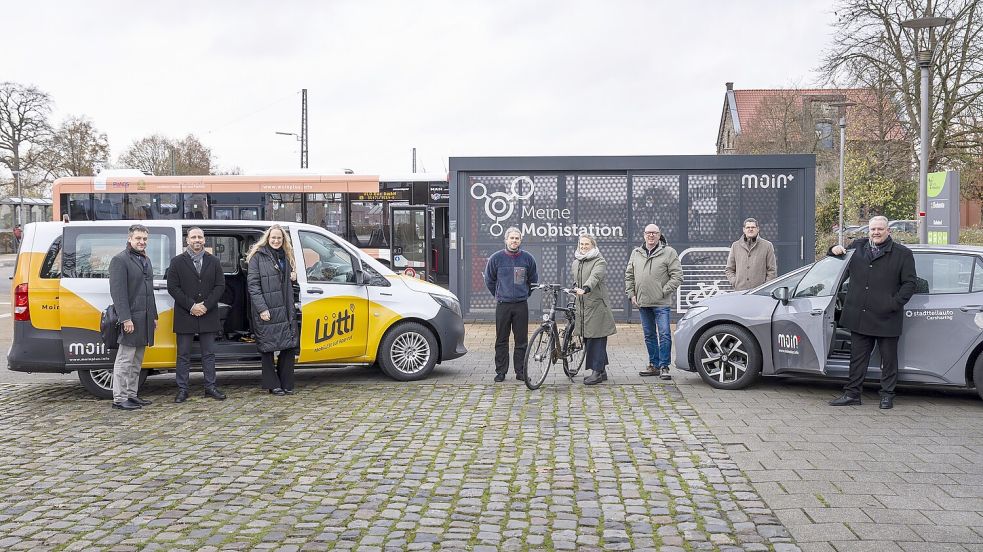 Bei einer Pressekonferenz in Bohmte stellten Landrätin Anna Kebschull (3.v.l.) sowie die Projektleitungen Marcel Paul und Sarah Born (Bildmitte) die Ergebnisse des Mobilitätsprojekts vor – darunter neue Buslinien, Lütti, Mobilstationen und Carsharing-Angebote. Foto: Landkreis Osnabrück/Oliver Leggewie
