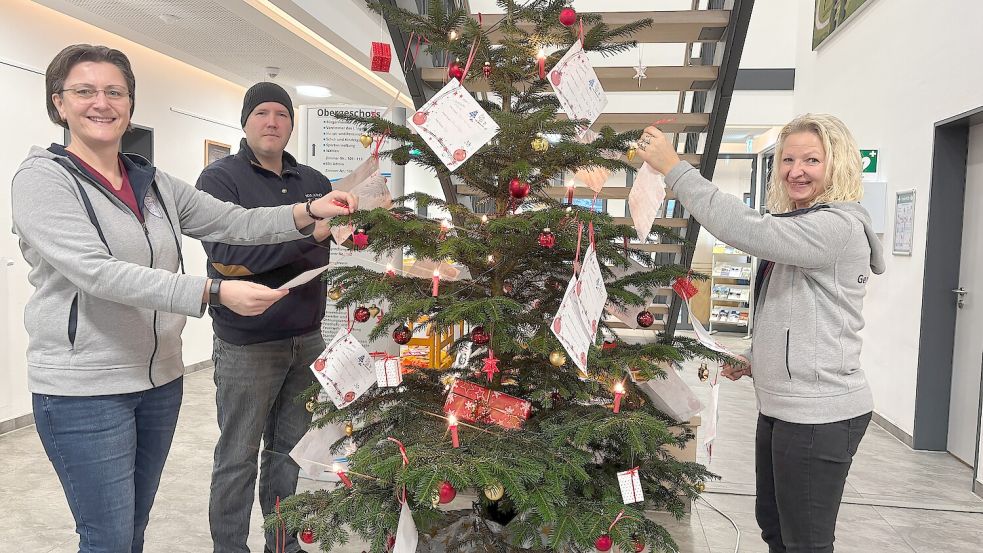 Am Montagmorgen brachten Stephanie Ubben (von links, Bürgerbüro), Erik Heeren (Jugendpfleger) und Elke Sinnen-Wöhrle (Bürgerbüro) die Zettel an den Wunschbaum an. Foto: Christin Wetzel
