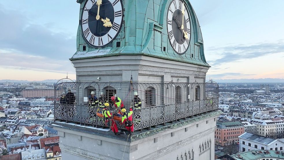 Kräfte der Berufsfeuerwehr München sind am Turm der Kirche St. Peter im Einsatz. Foto: -/Berufsfeuerwehr München/dpa