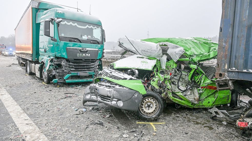 Bei einem Unfall in Bayern sterben mindestens drei Menschen. Foto: Jason Tschepljakow/dpa