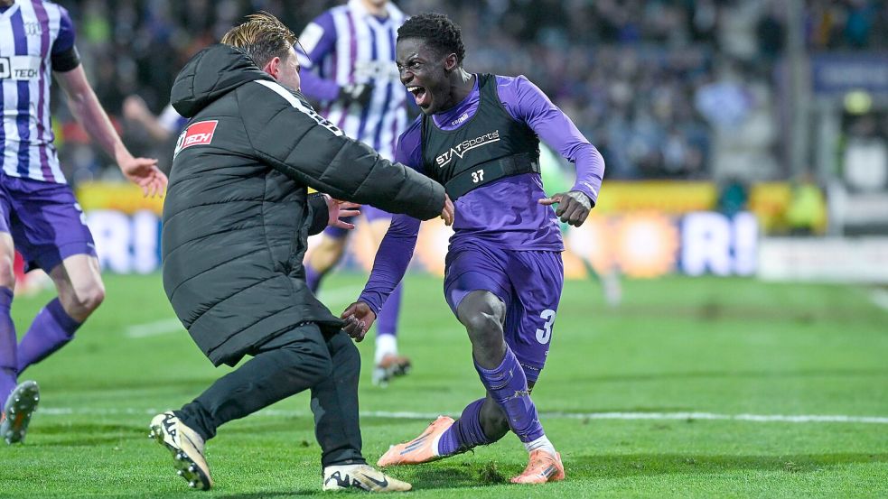 Torschütze Ismail Badjie feiert nach dem 1:0 mit dem kurz zuvor ausgewechselten und nun wieder aufs Feld gesprinteten Lars Kehl. Foto: Michael Titgemeyer