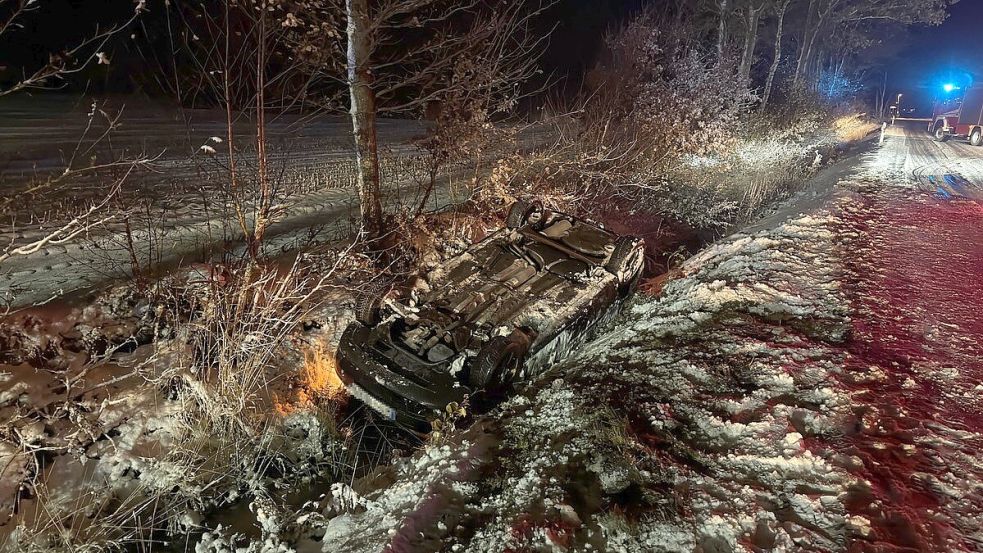 Die Feuerwehr befreite den Mann aus dem Auto. Foto: Sönke Geiken/Feuerwehr