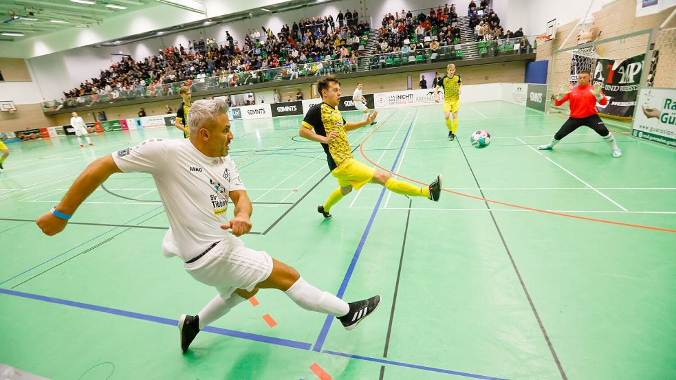 Sorgte nicht nur beim Addi-Vetter-Cup 2022 offensiv für Gefahr, sondern fiel in der aktuellen Saison mal wieder mit einem Viererpack auf: OSC-Spieler Mustafa Aslantas (li.). Foto: Michael Gründel