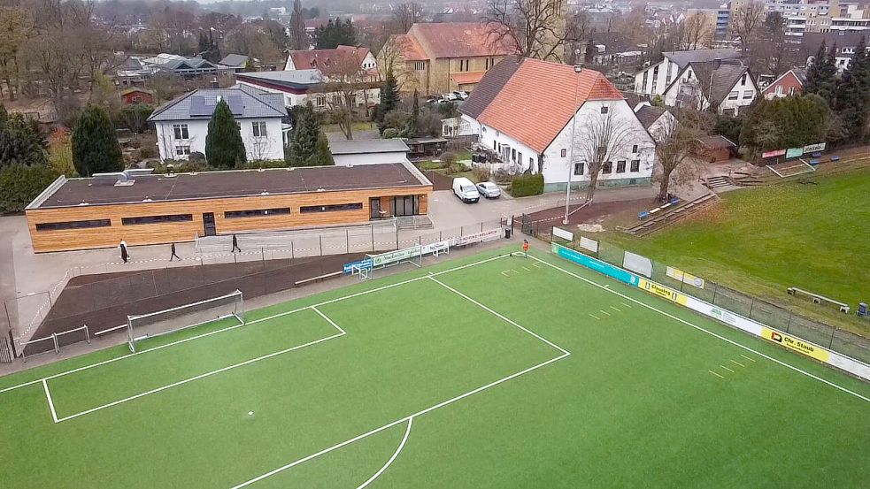 Alt und neu. Noch steht das alte Clubheim des TuS Haste. Foto: Tobias Saalschmidt