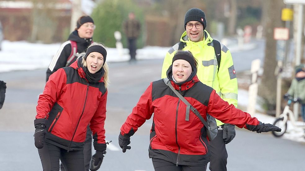 Leegmoors Mannschaftsführerin Imke Mülder und Amke Weber in freudiger Erwartung. Gegen Utarp lief es für die Auricherinnen nicht ganz rund.Fotos: Wilfried Gronewold