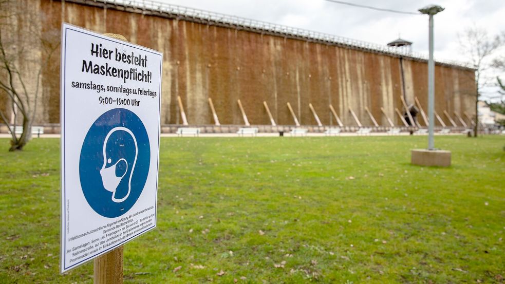 Maskenpflicht in Bad Rothenfelde 2021: Die Corona-Pandemie beschäftigt den Landkreis Osnabrück bis heute. Foto: Jörn Martens