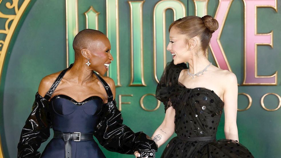 Cynthia Erivo (l) und Ariana Grande spielen die Hauptrollen in „Wicked“. (Archivbild) Foto: Millie Turner/Invision/AP/dpa