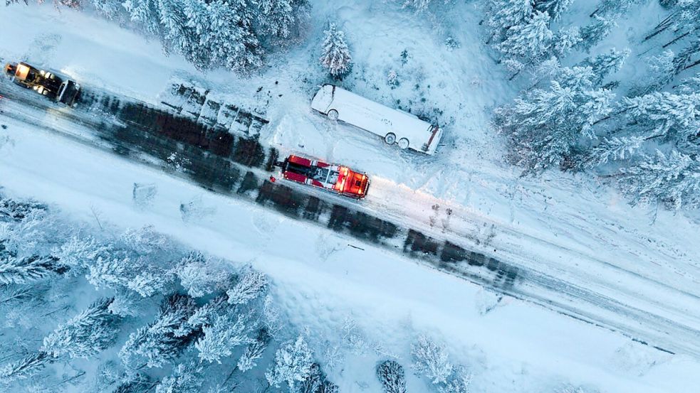 Der verschneite Unfallort. Foto: Erik Abel/TT News Agency/AP/dpa