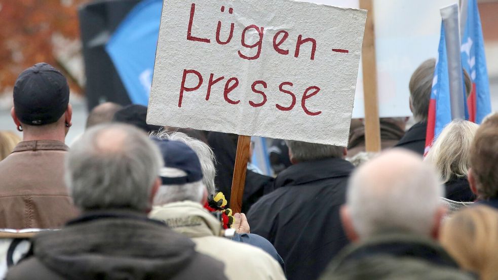 Zwischen berechtigter Kritik und gefährlichen Parolen: Warum Medien heute mehr Dialog und Nähe zu ihren Lesern brauchen. Foto: dpa/Bernd Wüstneck