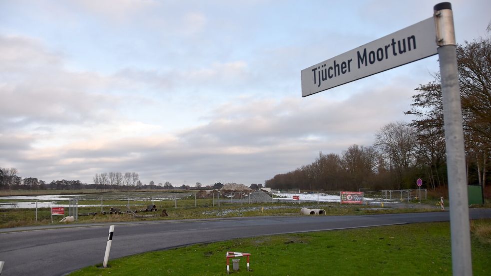 Theoretisch darf am Tjücher Moortun in Marienhafe weiter am Sportplatz gebaut werden. Praktisch müssen sich die Firmen darauf erst einstellen. Foto: Thomas Dirks