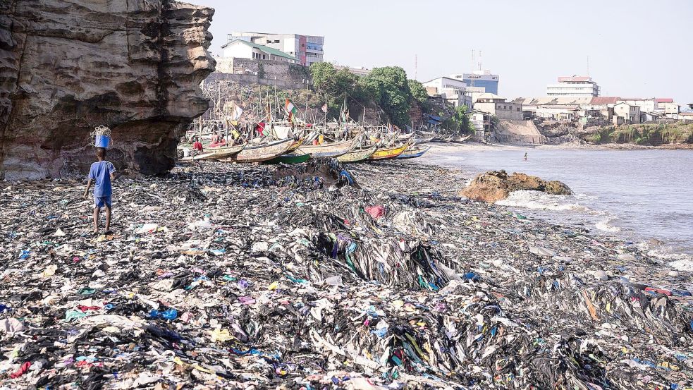 Ein Sandstrand, dessen Sand gar nicht mehr zu sehen ist: Massen an Klamotten vermüllen diesen Küstenabschnitt von Accra. Foto: Kevin McElvaney/Deutsche Umwelth