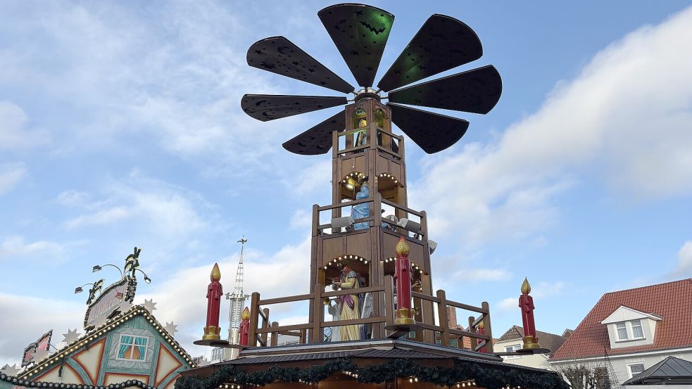 Die Weihnachtspyramide ist eines der Highlights auf dem Auricher Weihnachtsmarkt. Darin befindet sich die Weihnachtsverlosung. Foto: Pia Pentzlin