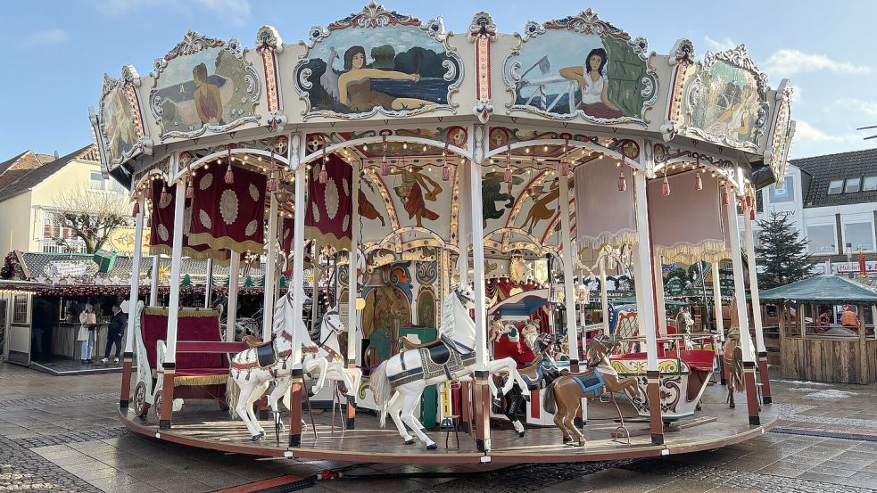 Das Pferdekarussel auf dem Auricher Weihnachtsmarkt begeistert mehrere Generationen. Foto: Pia Pentzlin