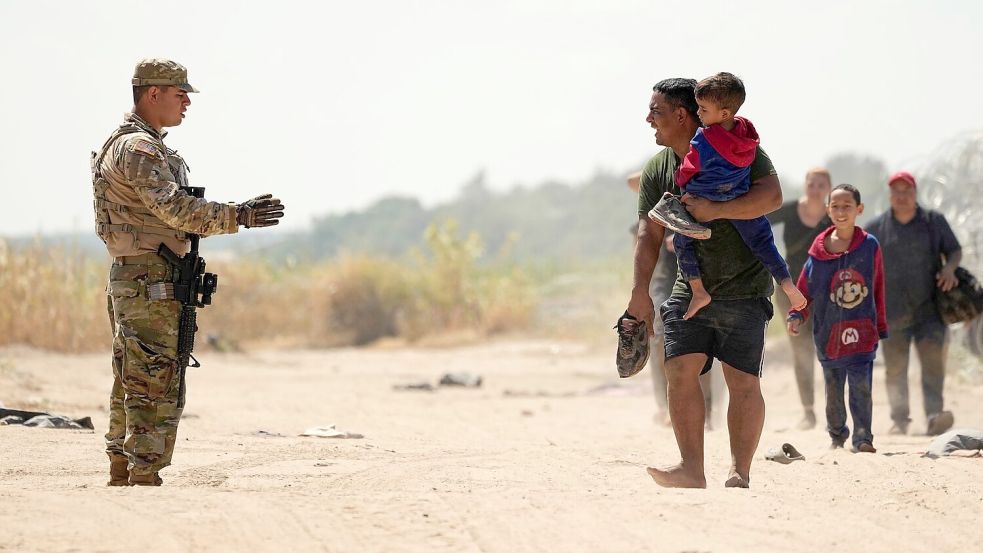 Die US-Regierung unter Präsident Donald Trump geht hart gegen Migranten vor - nicht nur solche ohne gültigen Aufenthaltsstatus. (Archivbild) Foto: Eric Gay/AP/dpa
