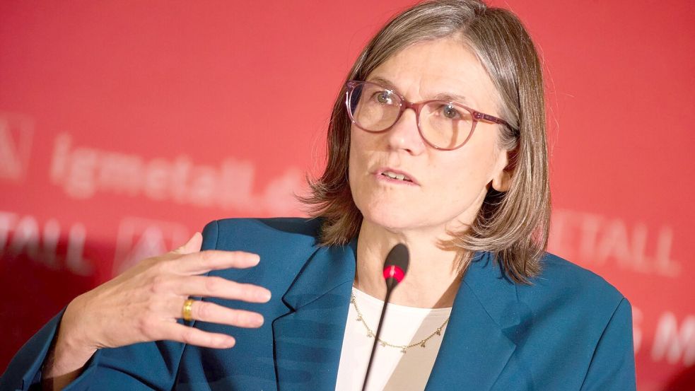 Die IG-Metall-Chefin fordert ein Standortbekenntnis von Unternehmen - und ein Ende von Debatten über vermeintlich faule Beschäftigte. (Archivbild) Foto: Georg Wendt