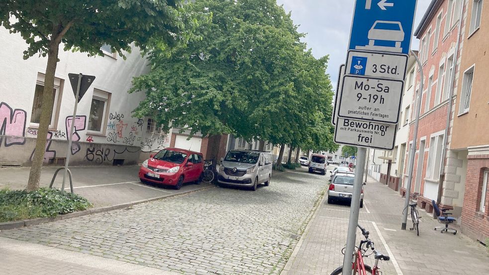 In der Innenstadt und innenstadtnahen Gebieten wie der vorderen Wüste in Osnabrück regeln Bewohnerparkzonen das Parken. Foto: Jörg Sanders