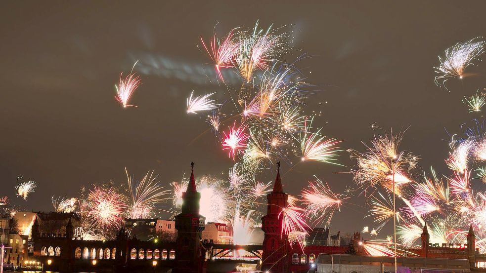 Feuerwerk an Silvester wie hier in Berlin ist beliebt in Deutschland - trotz aller Debatten um Umweltschäden (Archivbild) Foto: Paul Zinken