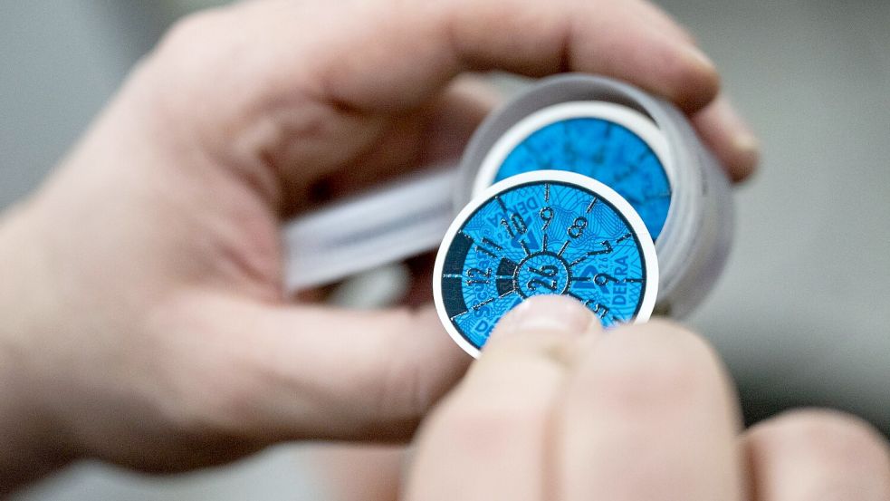 Nach der Hauptuntersuchung gibt es künftig nicht mehr nur die Plakette und den Prüfbericht auf Papier. (Archivbild) Foto: picture alliance/dpa