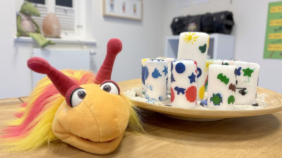 Kuscheltiere und Kerzen als fester Halt für trauernde Kinder und Jugendliche: Im Hintergrund ist der Gruppenraum zu sehen. Foto: Christin Wetzel