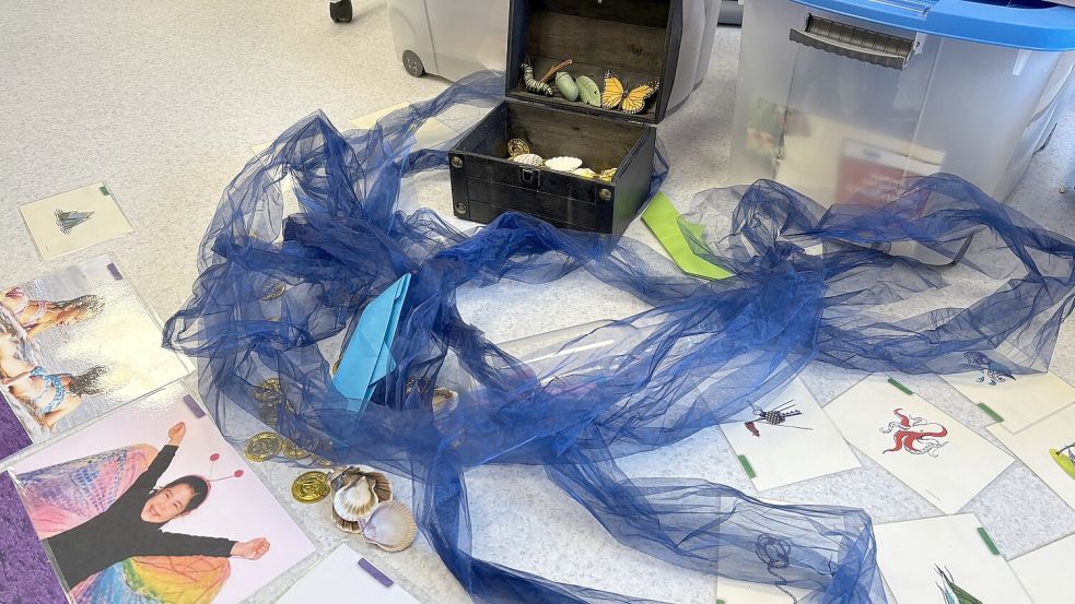 So ähnlich vorbereitet mit einer kleinen Schatztruhe sehen die Sitzungen in der Kita Zwergennest in Riepe aus. Foto: Christin Wetzel