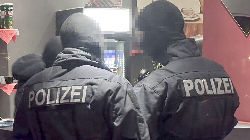 Im November 2024 hatte es eine Kontrollaktion der Polizei in Ostfriesland und Friesland gegeben. Dabei ist dieses Foto entstanden. Jetzt wurden wieder Betriebe in Emden durchsucht. Foto: Archiv