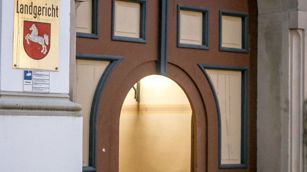 Durchgang zum Landgericht in Aurich. Foto: Romuald Banik