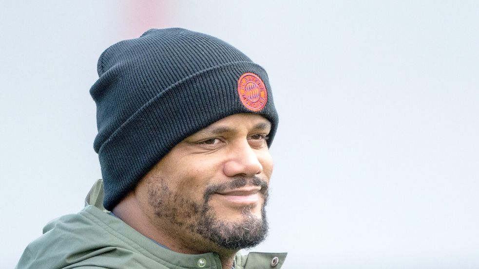 Freut sich auf ein Champions-League-Duell der Extra-Klasse: Bayern-Trainer Vincent Kompany. Foto: Peter Kneffel/dpa
