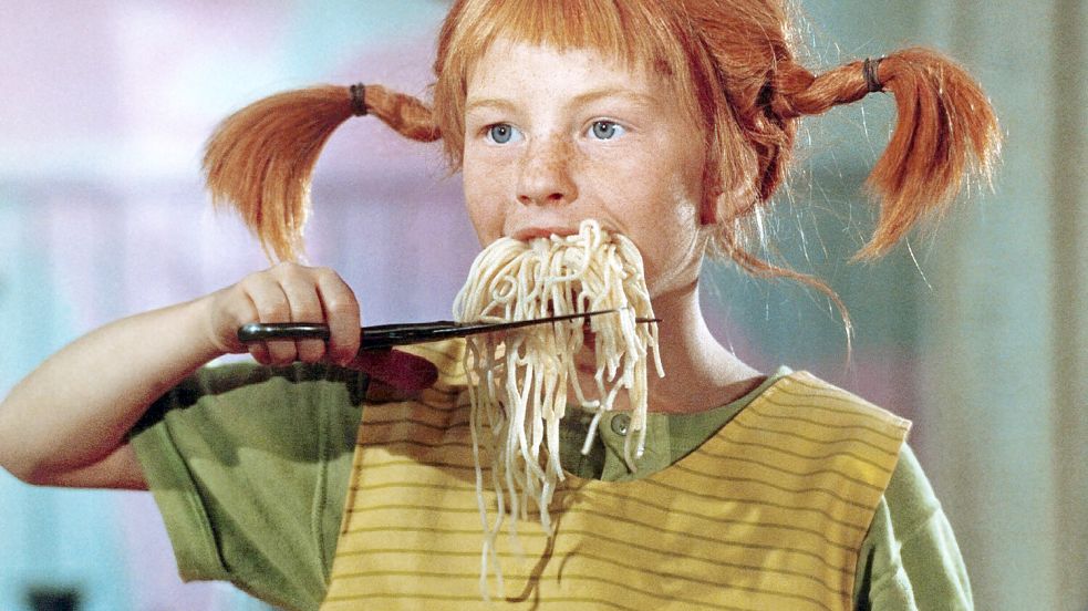 Isst Nudeln mit Spaghetti: Inger Nilsson als Pippi Langstrumpf im Film „Pippi in Taka-Tuka-Land“ aus dem Jahr 1970. Foto: Credit: Nord Art/AF Archive/Mary Evans