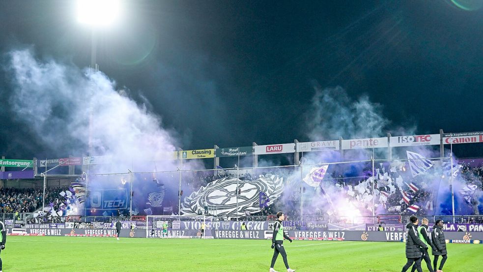 VfL Osnabrück - FC Ingolstadt 04: Osnabrücker Fans zünden bengalisches Feuer. Foto: Michael Titgemeyer