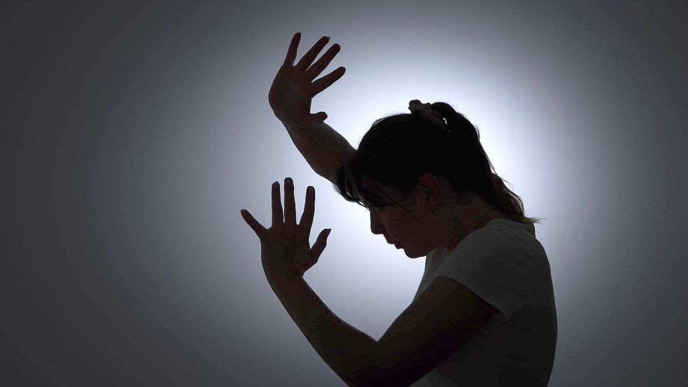 Damit Frauen besser gegen Gewalt geschützt sind, muss sich in der Polizeiarbeit einiges ändern, verlangt der pensionierte Kriminalbeamte Foto: Imago/photothek.de/Thomas Trutschel