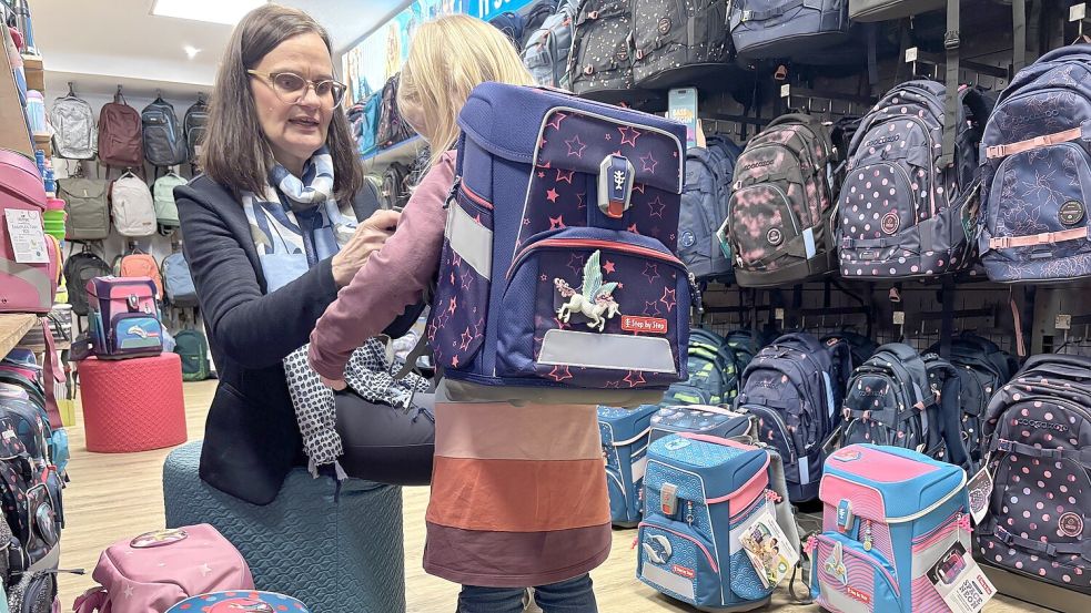 Petra Düring berät ihren Schützling Juna beim Schulranzenkauf. Foto: Rebecca Kresse