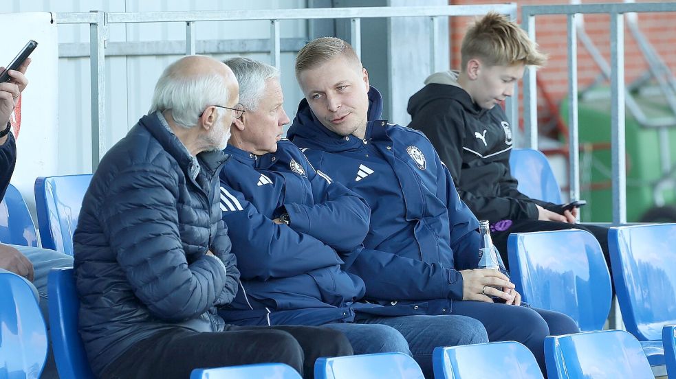 Der Riepster Trainer Sören Tomljanovic (rechts) mit seinem Trainerteam während des Derbys. Foto: Wilfried Gronewold
