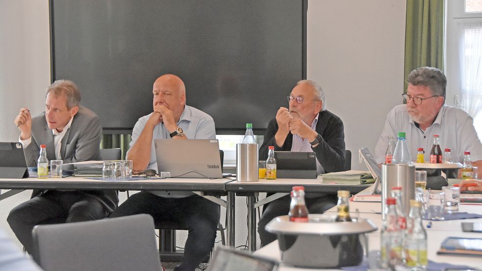 In einer Sitzung des Marienhafer Rates Mitte Juli dieses Jahres erläuterte der Prozessbevollmächtigte der Samtgemeinde Brookmerland, Dr. Andre Unland (links), seine Rechtsauffassung im Streit um den Sportplatzbau. Bauamtsmitarbeiter Thomas Weinert (von links), Marienhafes Bürgermeister Johann Tjaden und Verwaltungschef Gerhard Ihmels hörten ihm zu. Foto: Thomas Dirks