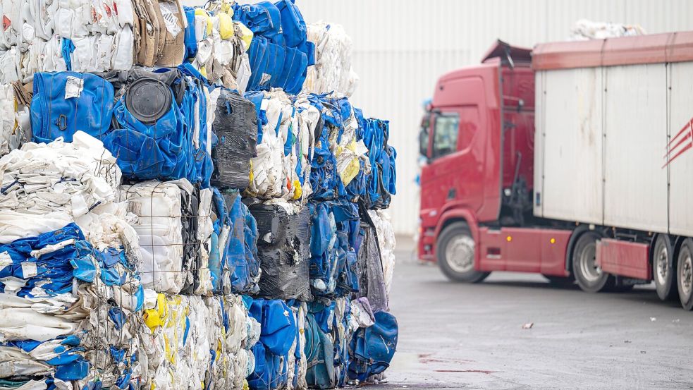 Auf dem Gelände eines Entsorgungsbetriebes ist ein toter Säugling im Müll gefunden worden. Foto: Sina Schuldt