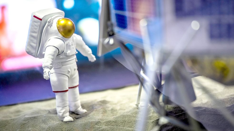 Das Model eines Astronauten in den Veranstaltungsräumen am Vorabend der Esa-Ministerratstagung. Foto: Sina Schuldt