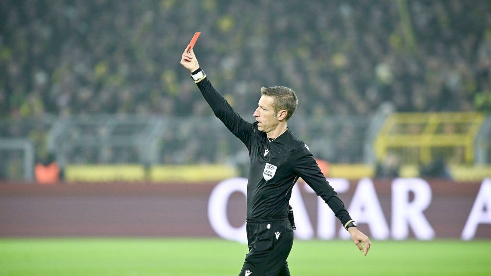 Schiedsrichter Massa zückt nach Studium der Videobilder Rot gegen Villarreals Foyth Foto: Bernd Thissen