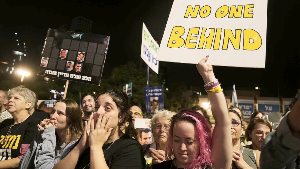 Menschen bei einer Kundgebung in Tel Aviv, auf der die Rückkehr der toten Geiseln gefordert wird. (Archivbild) Foto: Mahmoud Illean/AP/dpa