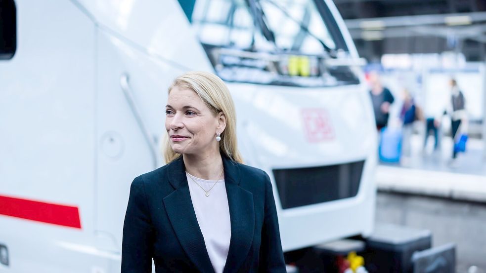 Zu Weihnachten wird „alles rollen, was rollen kann“, sagt Bahn-Chefin Evelyn Palla mit Blick auf den Einsatz aller verfügbaren Züge. Foto: Christoph Soeder/dpa