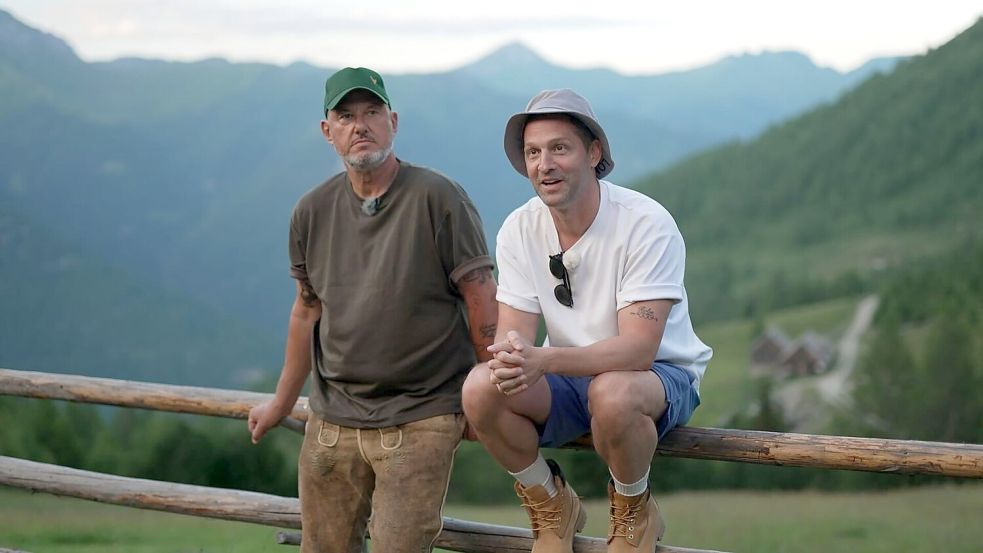 Die beiden TV-Köche sind ab Donnerstag (20.15 Uhr) in ihrem neuen Doku-Format „Rosin & Kumptner: Mission Mittendrin!“ auf Kabel Eins zu sehen. Foto: -/Joyn/dpa