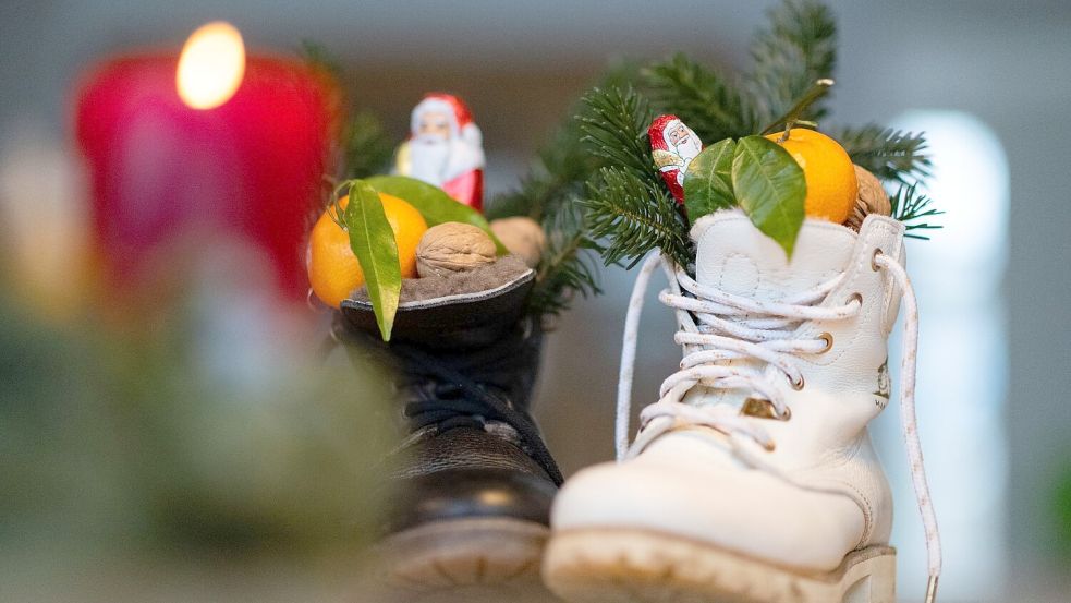 Wer Nüsse und Früchte in den Nikolausstiefel packt, kommt teilweise günstiger weg. (Symbolbild) Foto: Marijan Murat